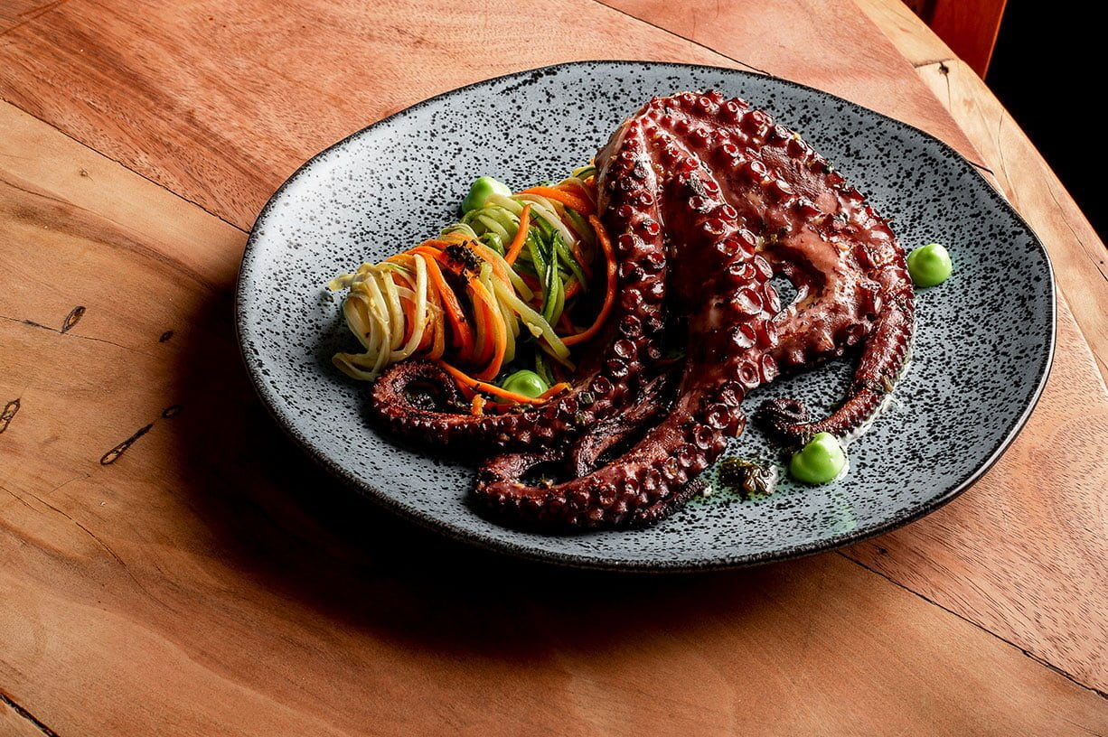 Polvo grelhado com macarrão de vegetais